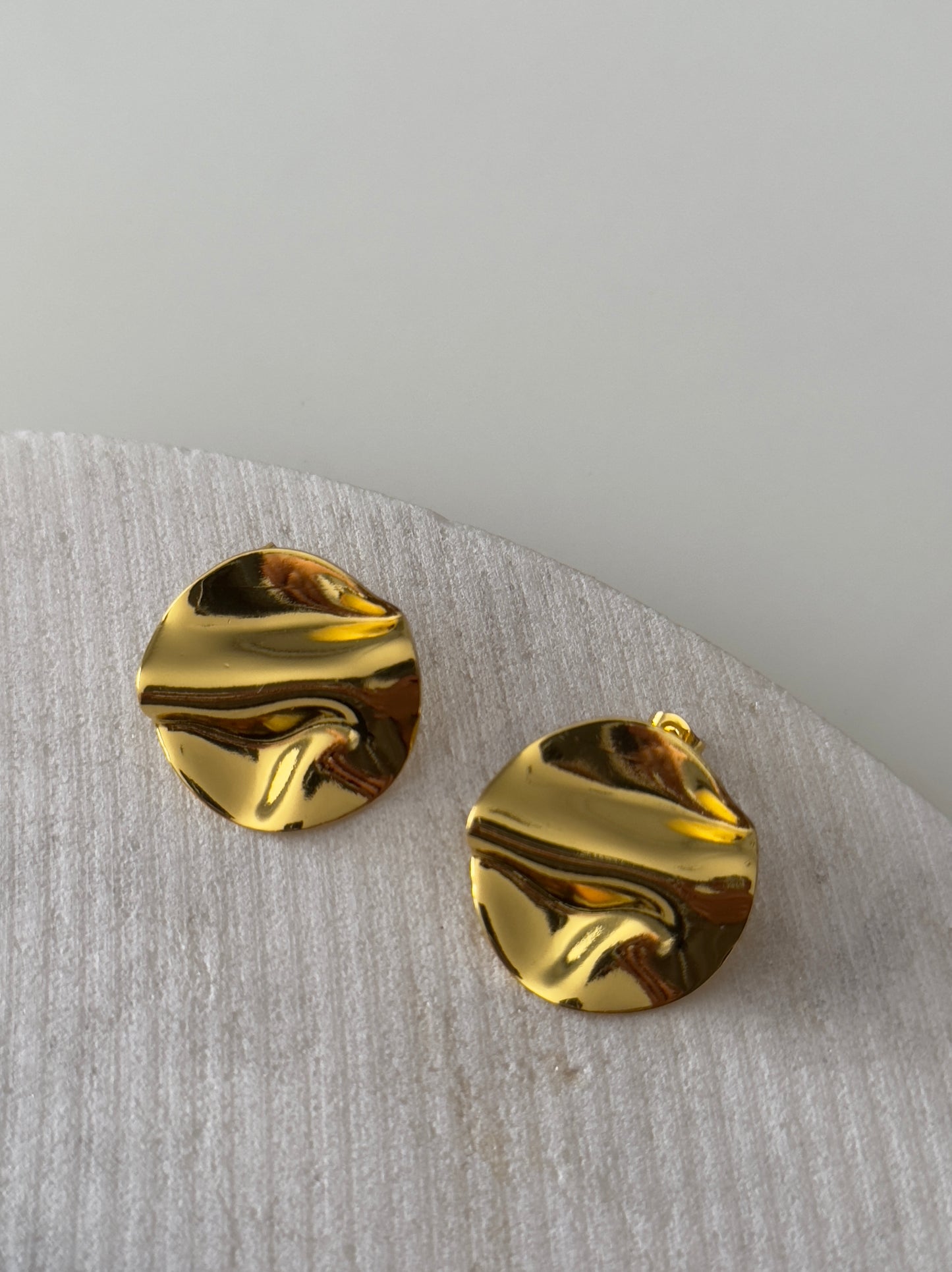 Wavy round earrings