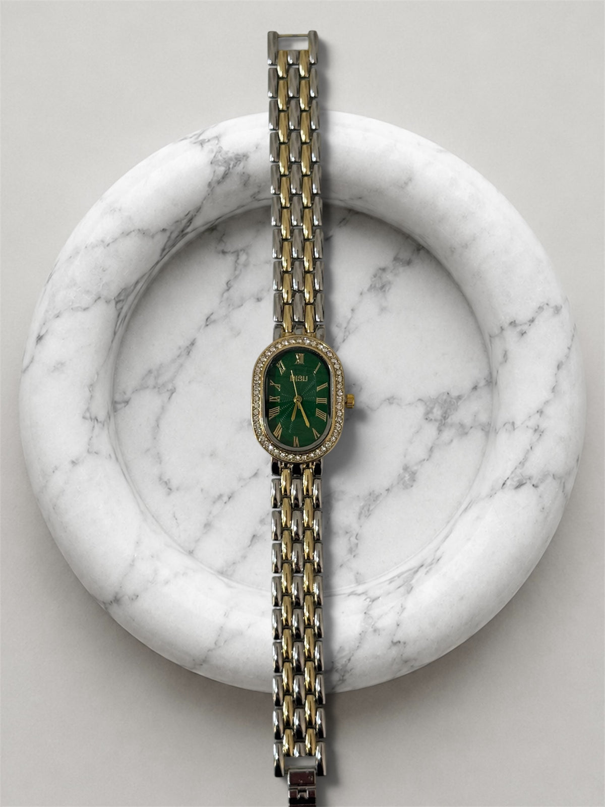 Oval mixed-emerald