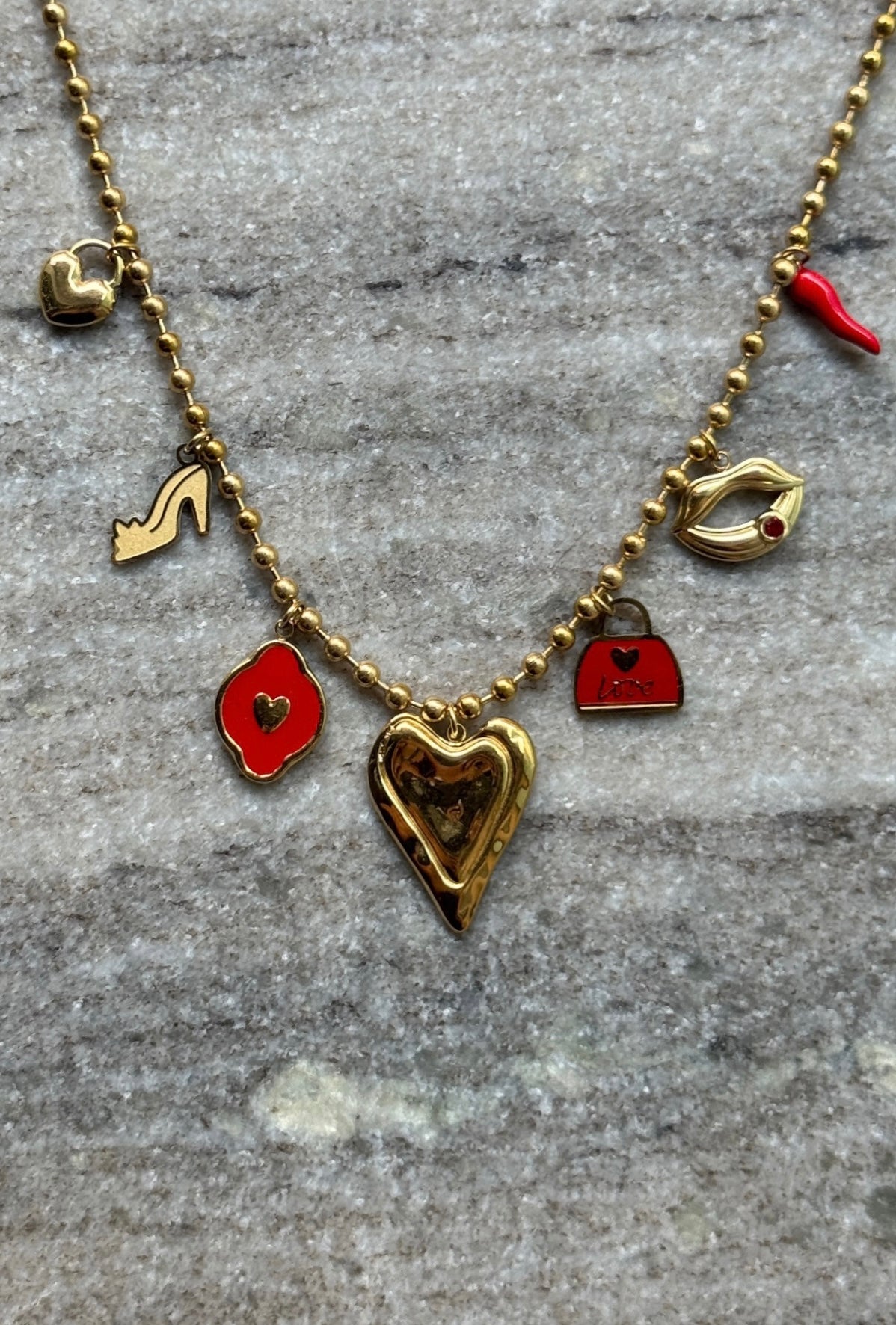 👠 charm necklace
