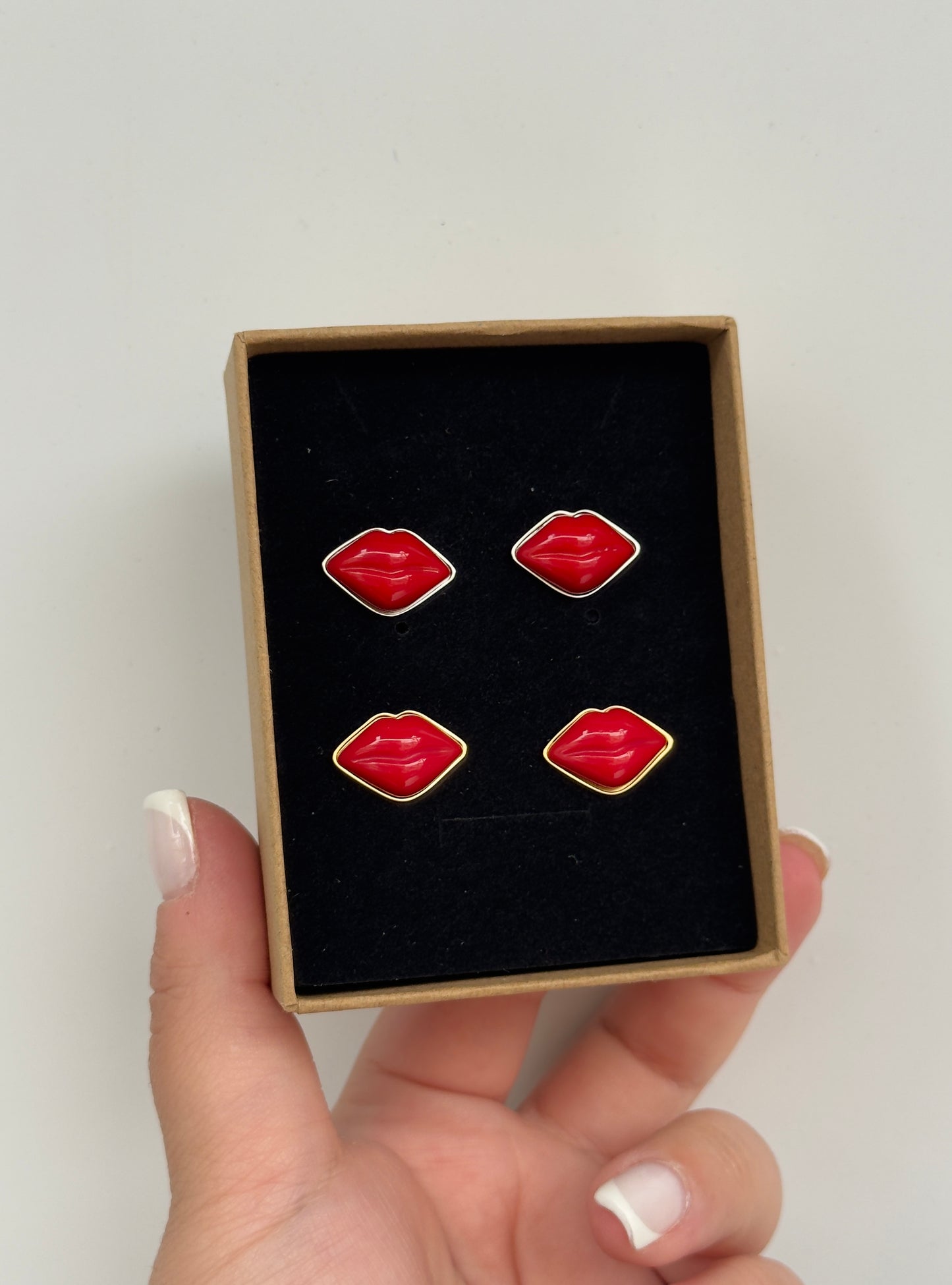 Red lips earrings