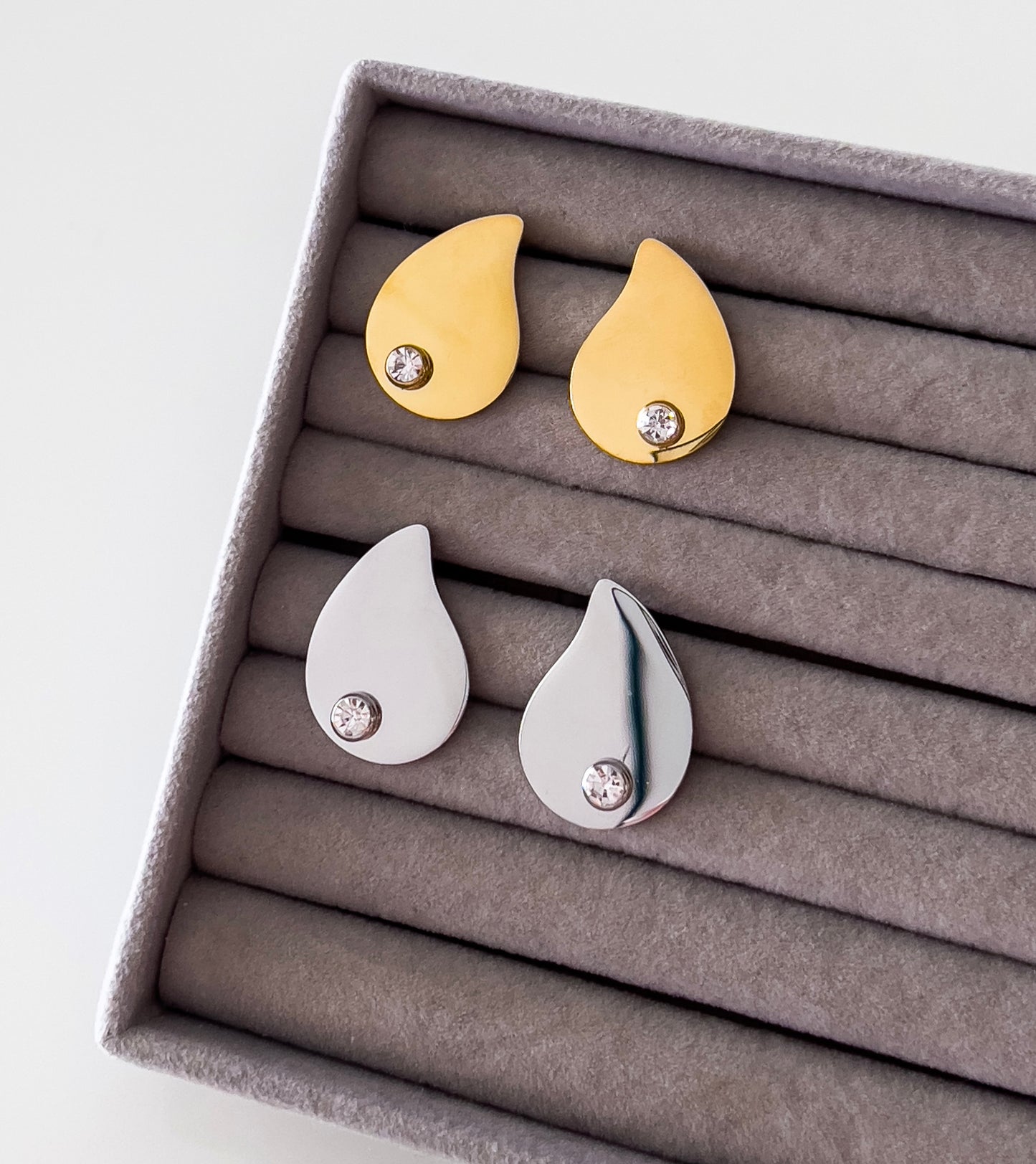 Drop shaped earrings with 💎