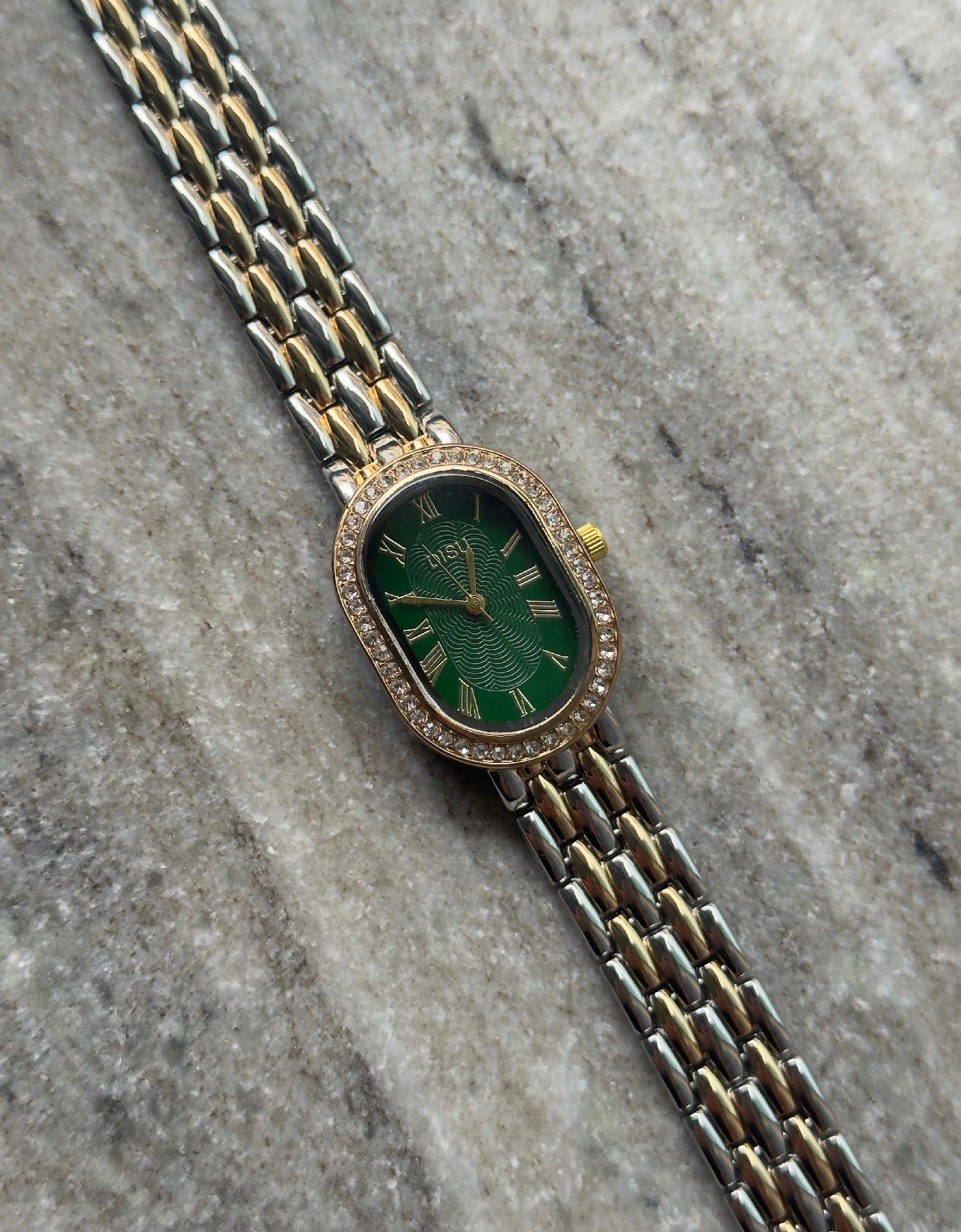 Oval mixed-emerald