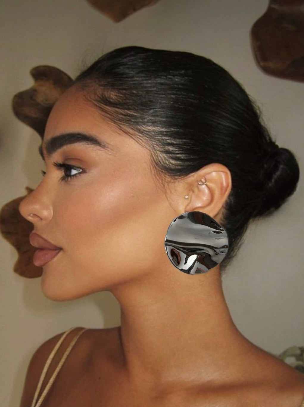 Wavy round earrings
