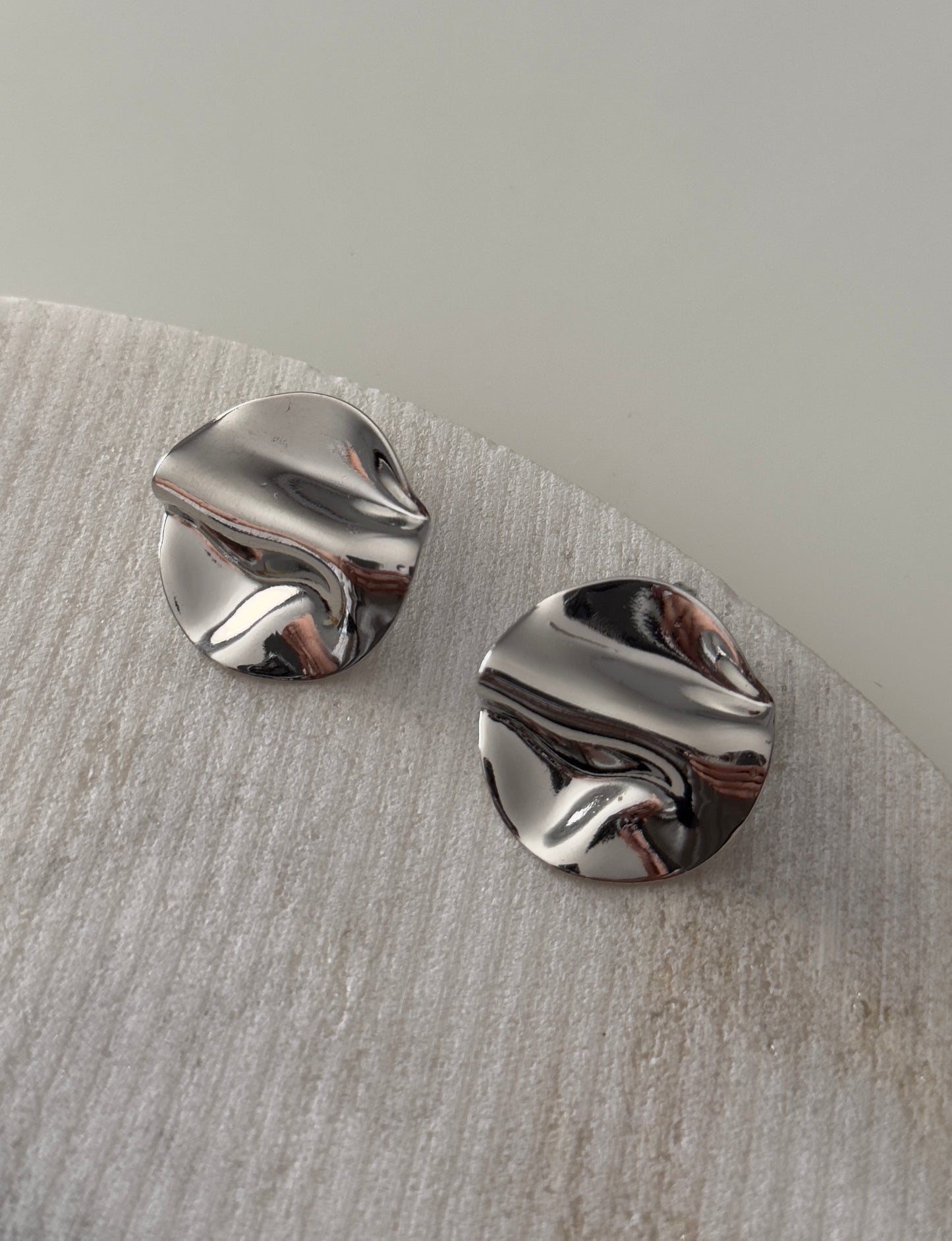 Wavy round earrings