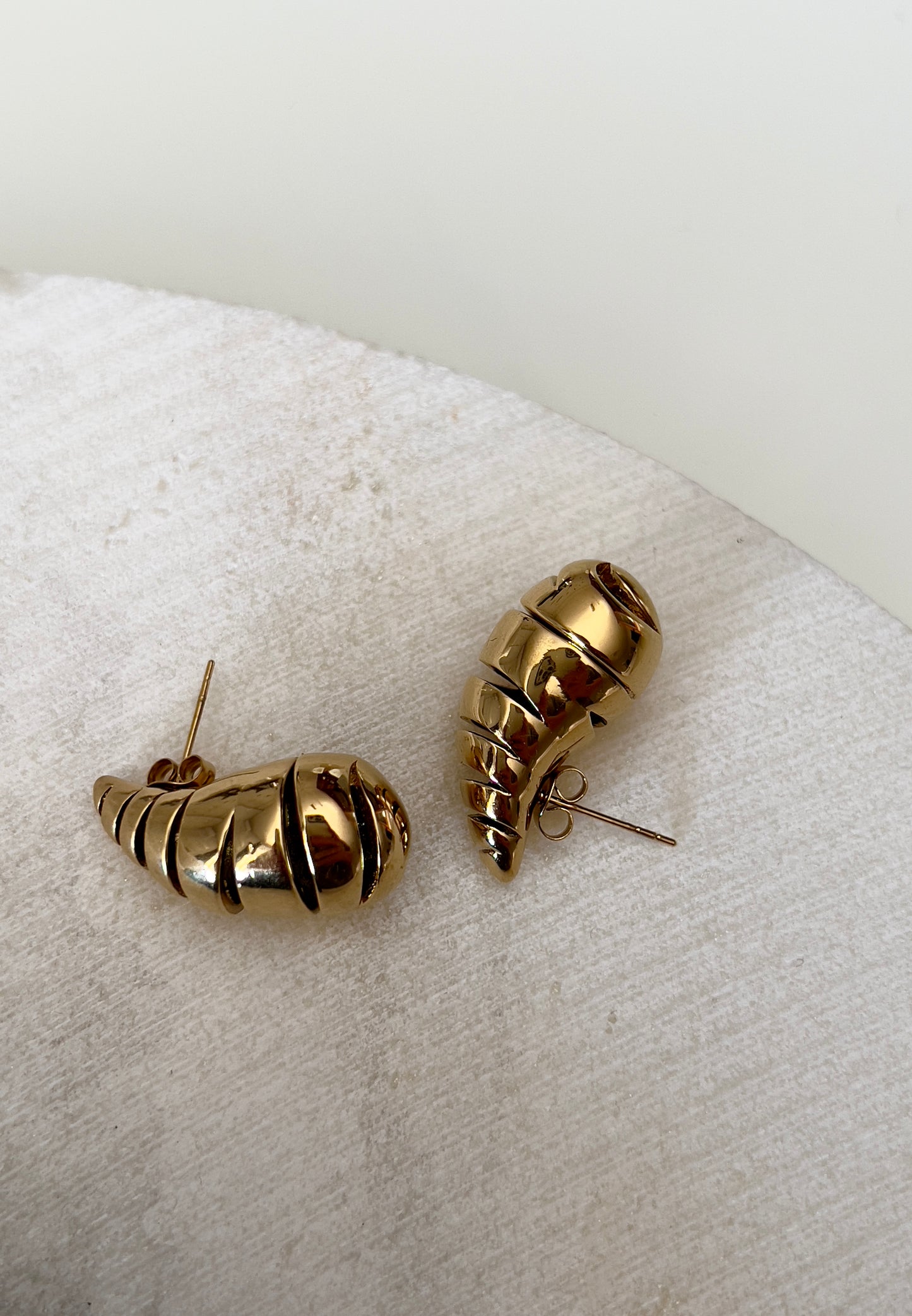 Drop earrings with cuts