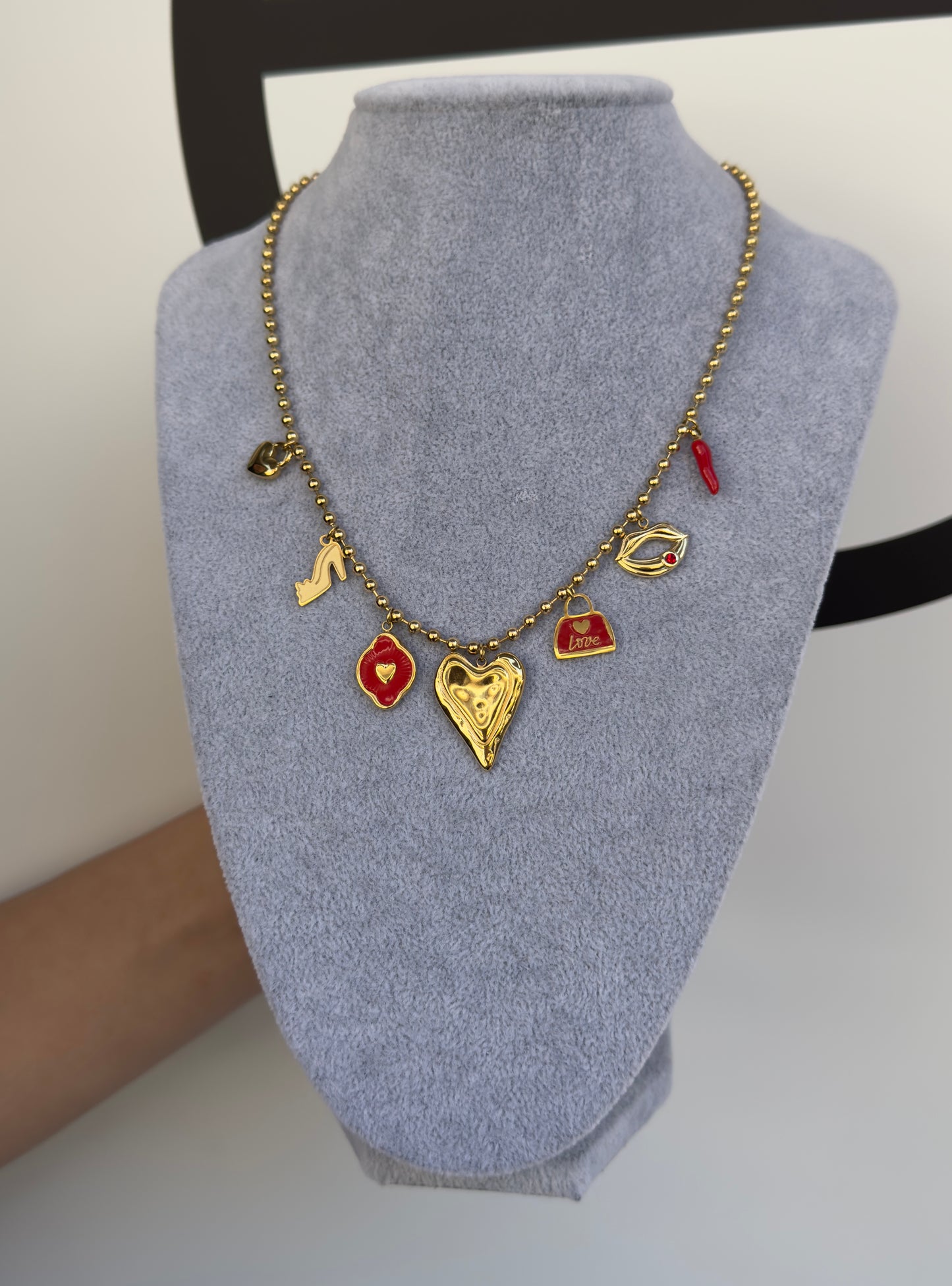 👠 charm necklace