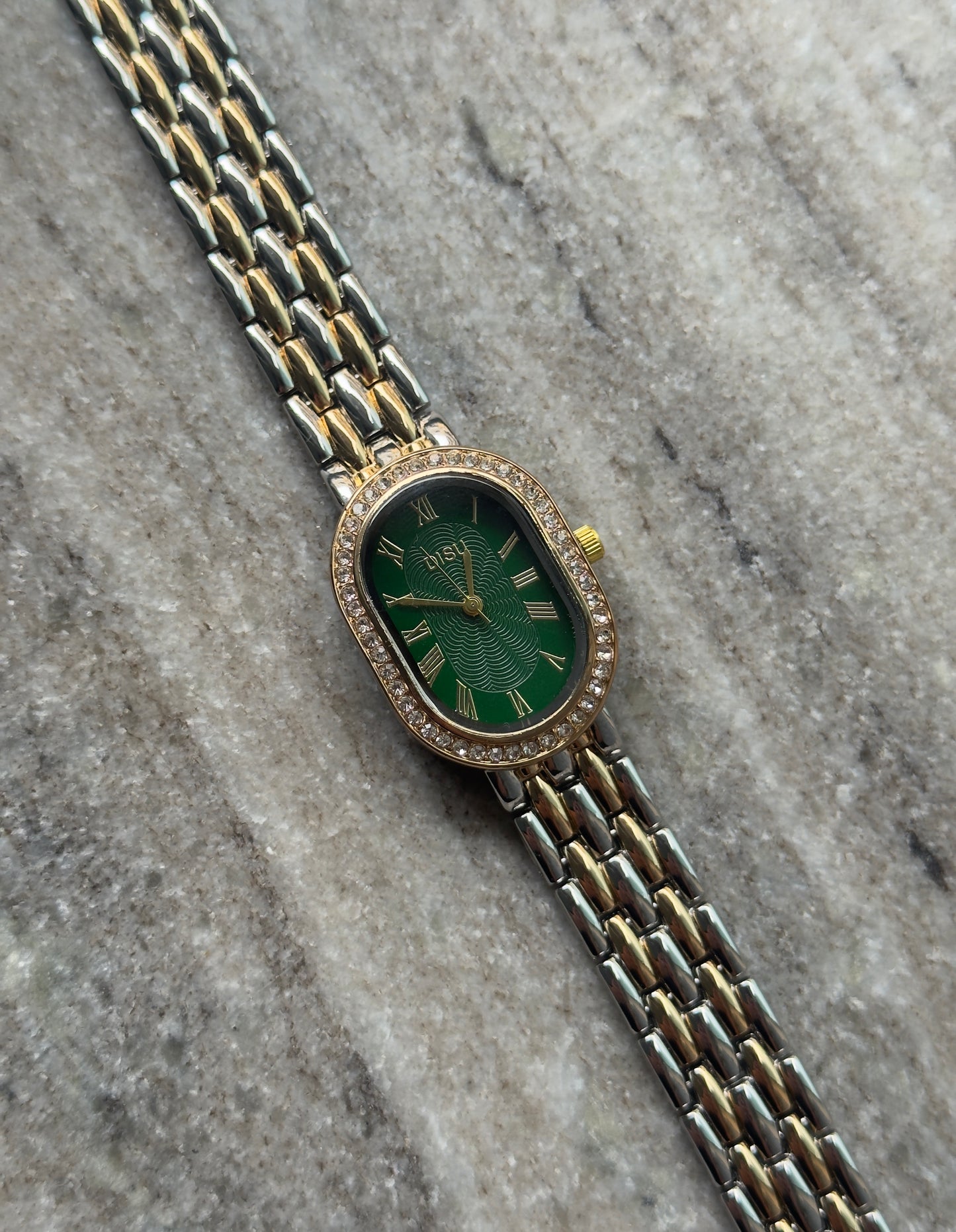 Oval mixed-emerald
